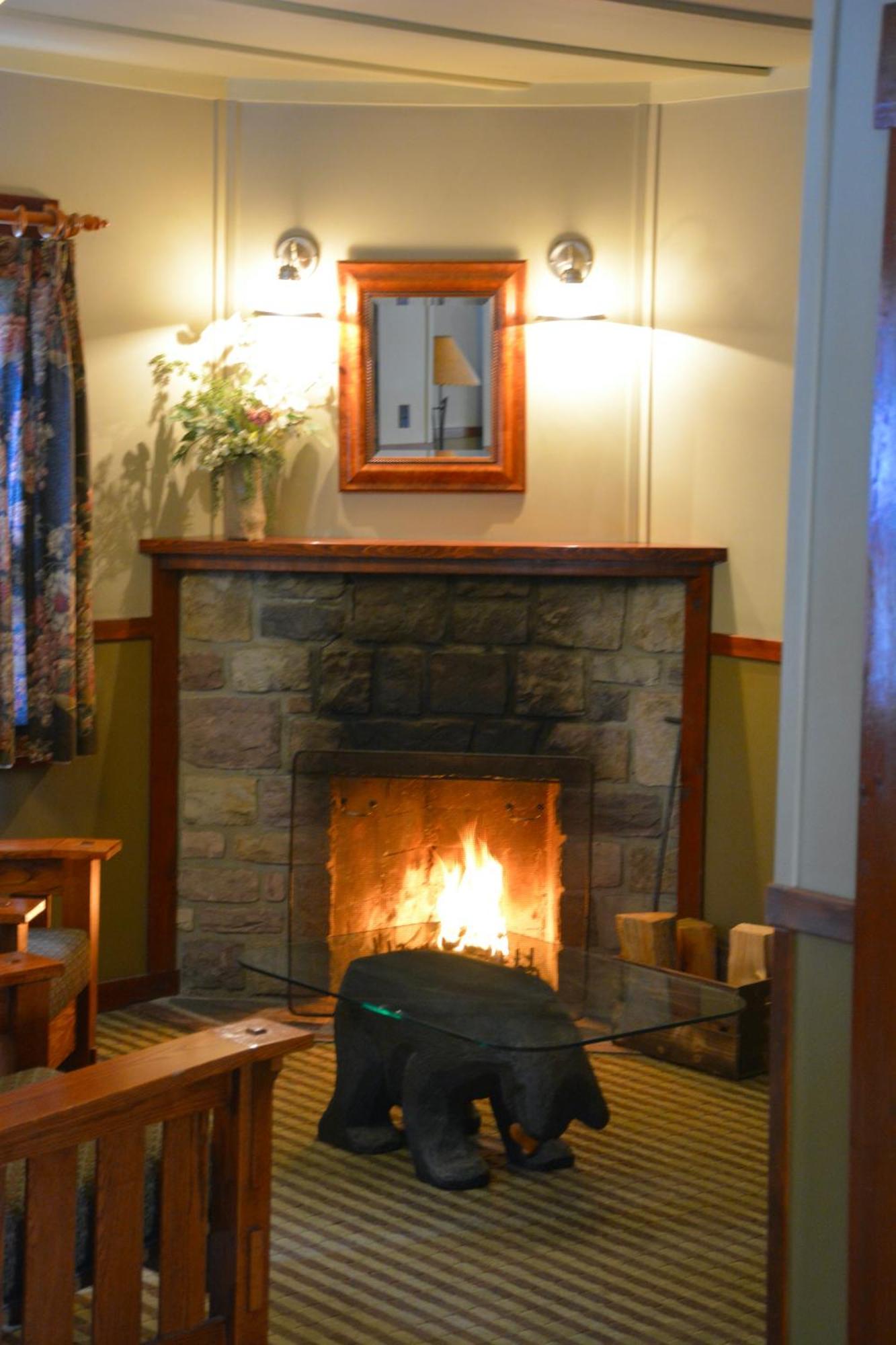 Johnston Canyon Lodge & Bungalows Касъл Джънкшън Екстериор снимка